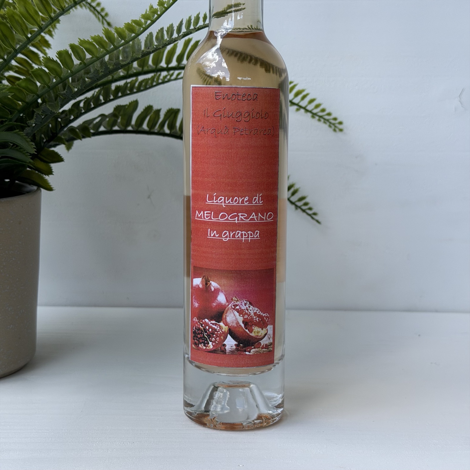 Bottiglia di liquore di melograno in grappa